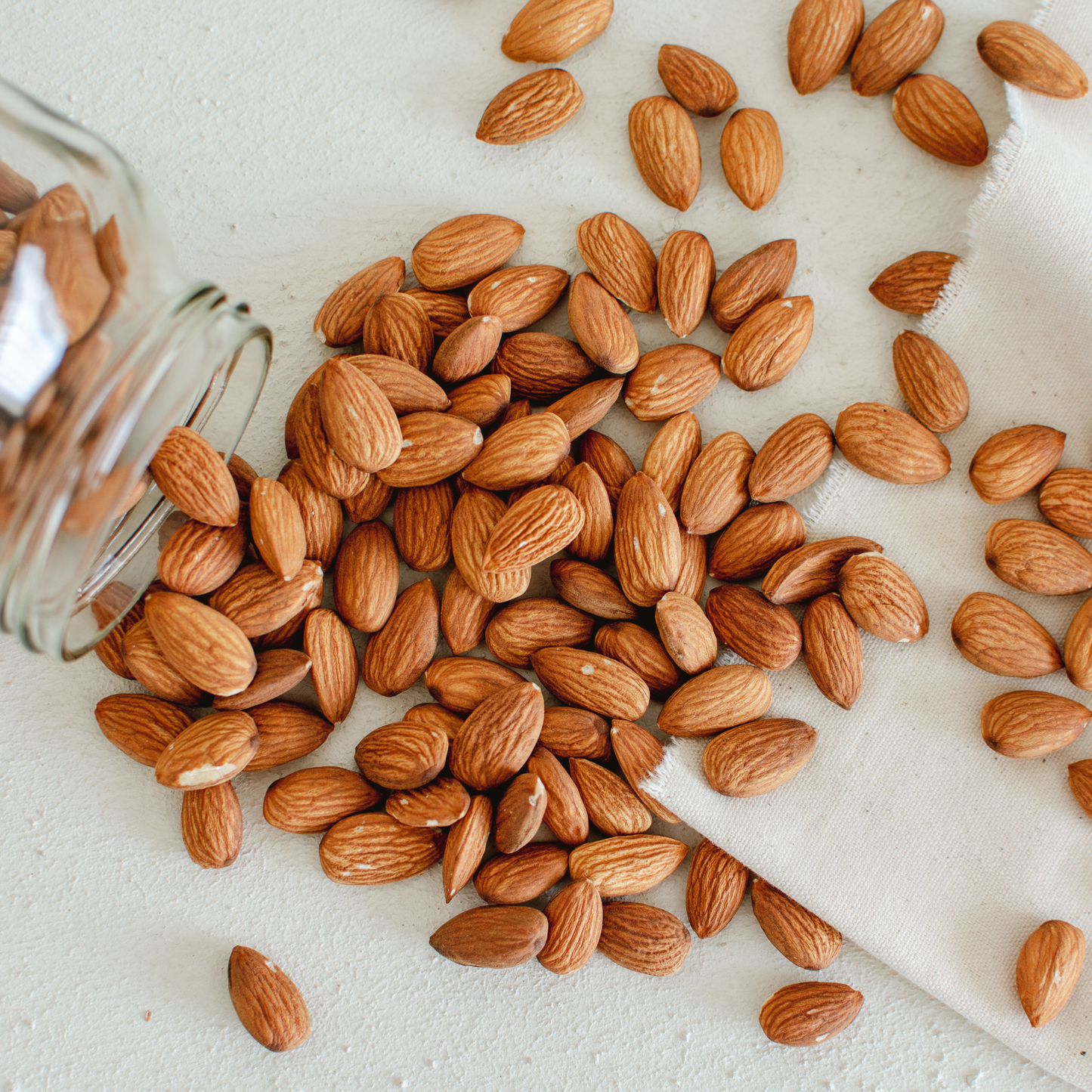 Hạt hạnh nhân mỹ Farmers Fine Foods 100 g (Hộp thiếc)