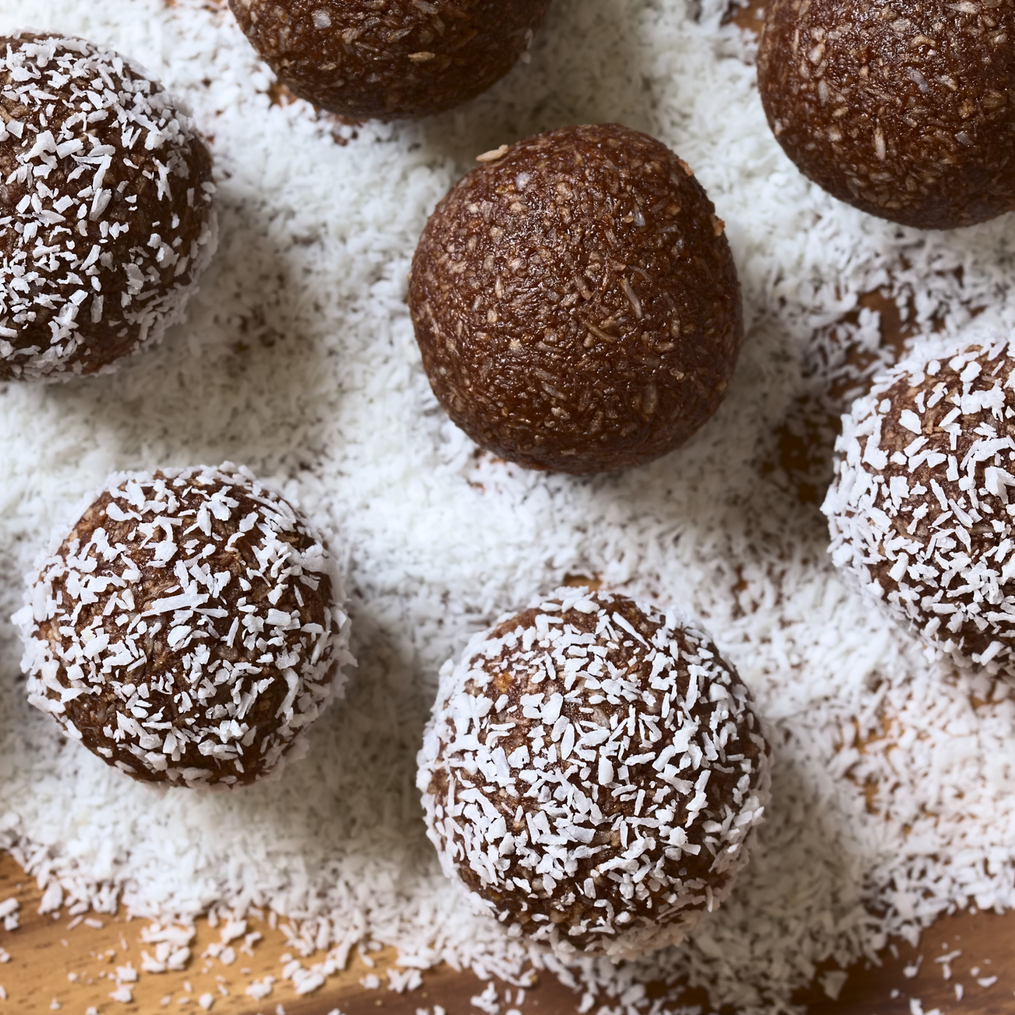 Bánh quy hỗn hợp nhân kem xốp phủ ca cao dừa Bifa Velvet Bliss 400 g